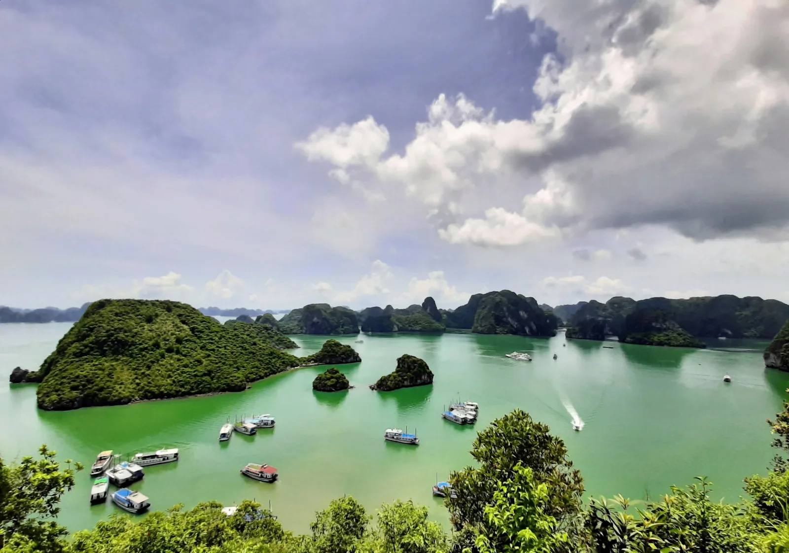 Những đảo đá vôi nhô lên giữa làn nước xanh ngọc cùng nhiều du thuyền tại Vịnh Hạ Long