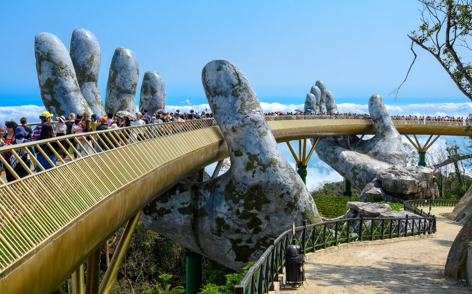 Đôi bàn tay đá khổng lồ như nâng đỡ Cầu Vàng khi du khách đi bộ qua tại Bà Nà Hills, Đà Nẵng.