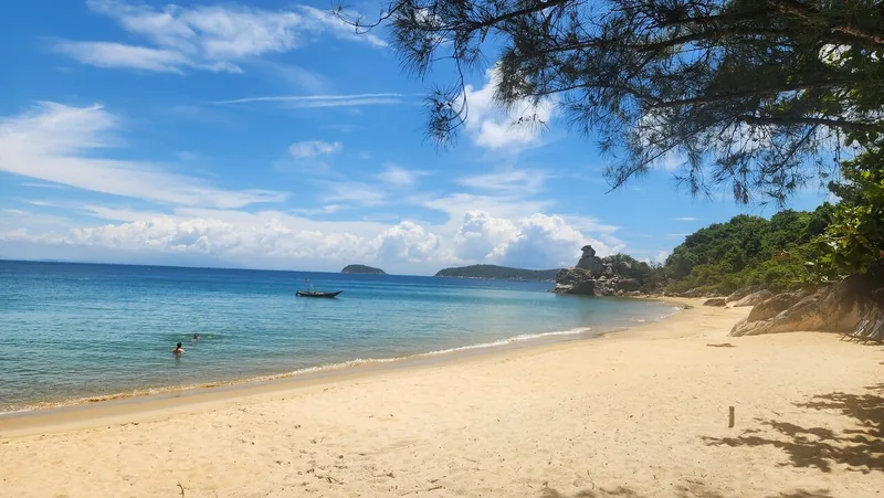 Người tắm biển thả mình trong làn nước xanh trong bên bãi cát yên tĩnh của đảo Cù Lao Chàm.