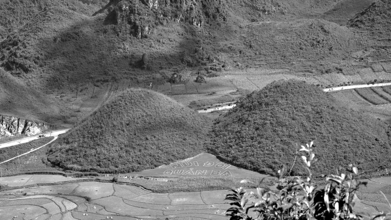 Núi Cô Tiên với hai gò đồi hình chóp nổi lên giữa ruộng bậc thang ở Quản Bạ, Hà Giang.