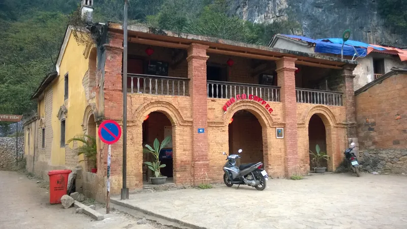 Ngôi nhà cổ mái vòm bằng gạch với quán cà phê nằm trong phố cổ Đồng Văn, Hà Giang.