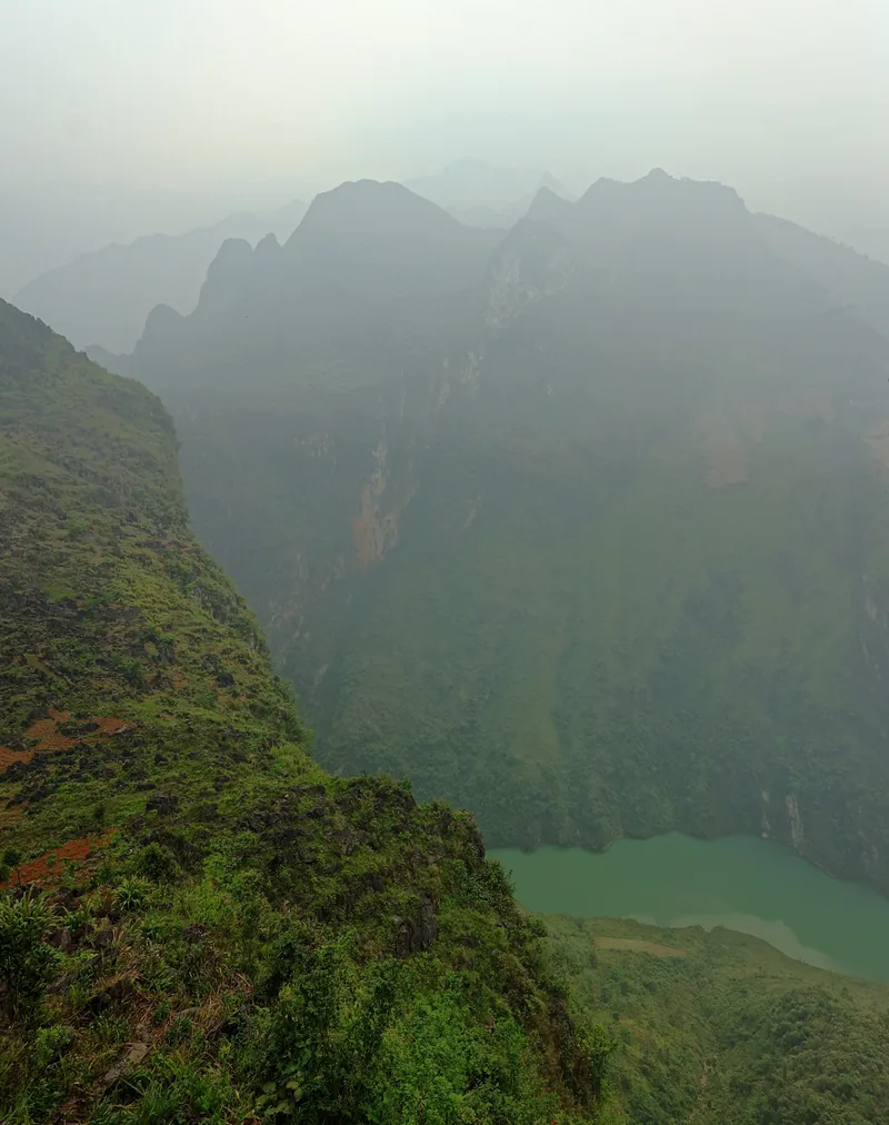 Những đỉnh núi đá vôi mờ sương vươn cao bên dòng sông Nho Quế xanh tại đèo Mã Pí Lèng, Hà Giang.