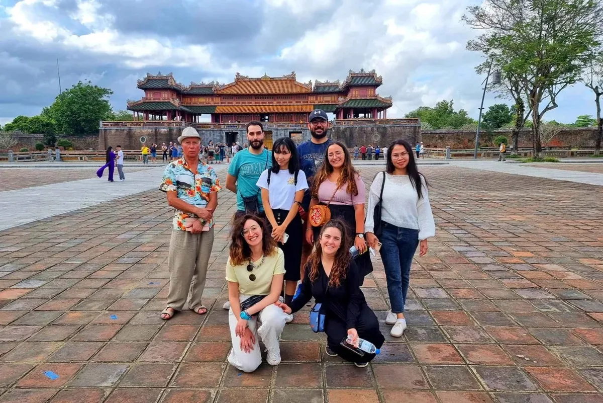 Một nhóm du khách chụp ảnh trên sân gạch trước cổng Ngọ Môn của Đại Nội Huế.