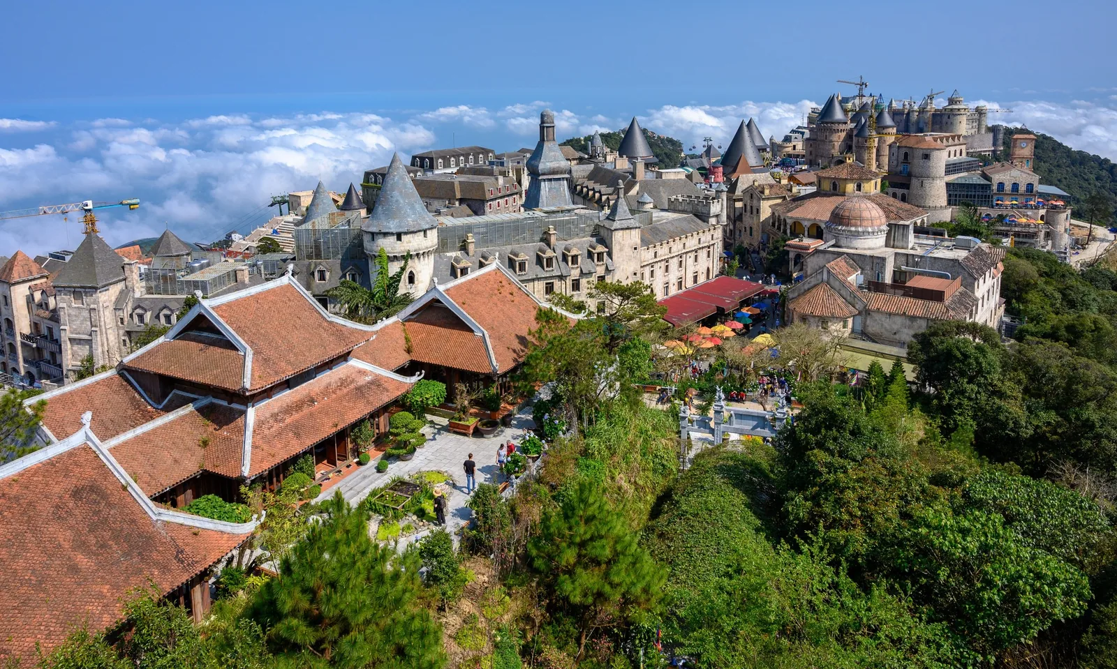 Những tòa tháp kiểu châu Âu và mái chùa nổi bật giữa biển mây tại Bà Nà Hills gần Đà Nẵng.