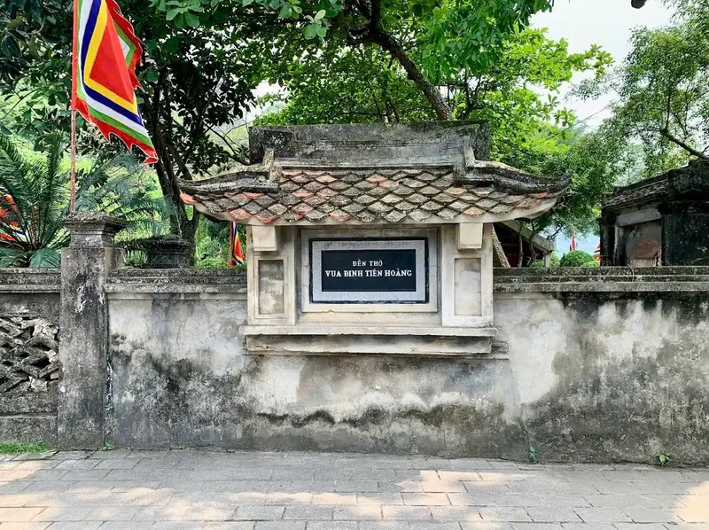 Cổng đá với mái ngói cổ kính đánh dấu lối vào đền thờ Vua Đinh Tiên Hoàng ở Hoa Lư.