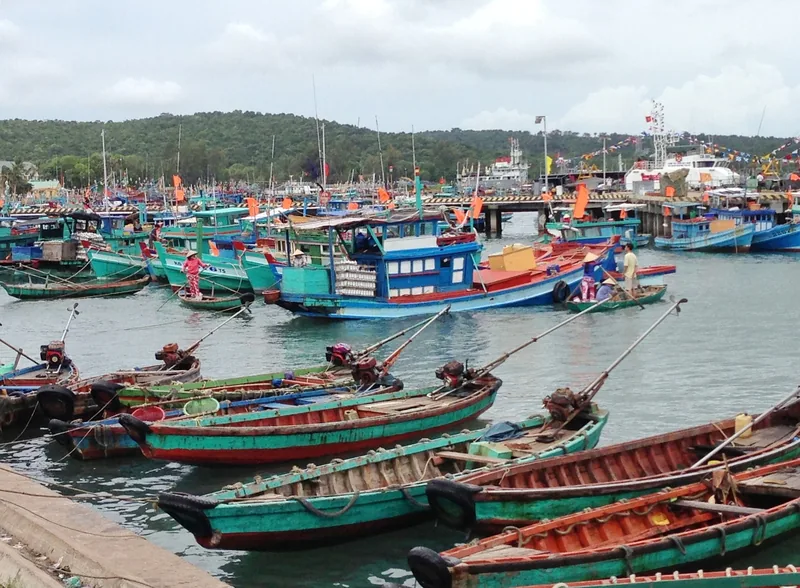 Những chiếc tàu cá đầy màu sắc chen chúc tại cảng An Thới, đảo Phú Quốc dưới bầu trời nhiều mây.