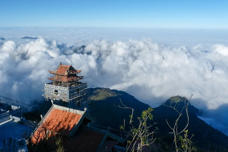 Một ngôi chùa đang xây dựng nổi lên giữa biển mây trên đỉnh Fansipan gần Sa Pa.