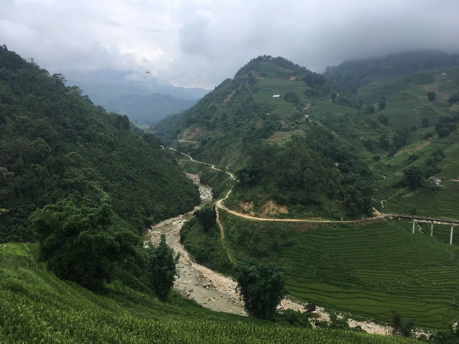 Dòng sông và con đường uốn lượn giữa những đồi ruộng bậc thang xanh ở thung lũng Mường Hoa gần Sa Pa.
